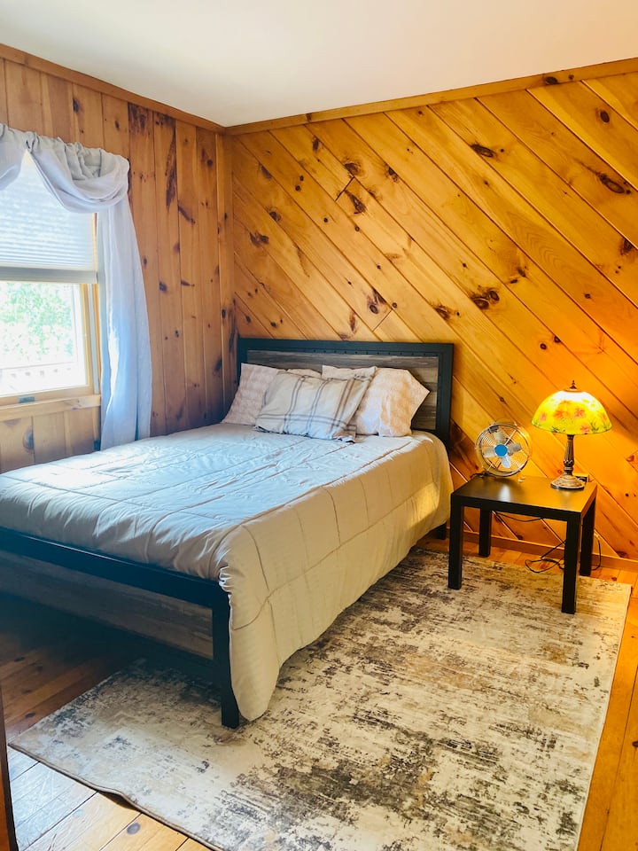 Chumba cha kulala cha ghorofa ya kwanza (1) - kilichosasishwa hivi karibuni na godoro /fremu mpya ya kitanda/matandiko 