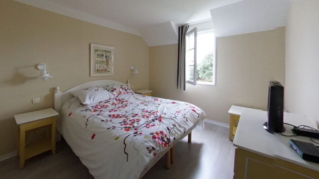 带衣柜的宽敞房间