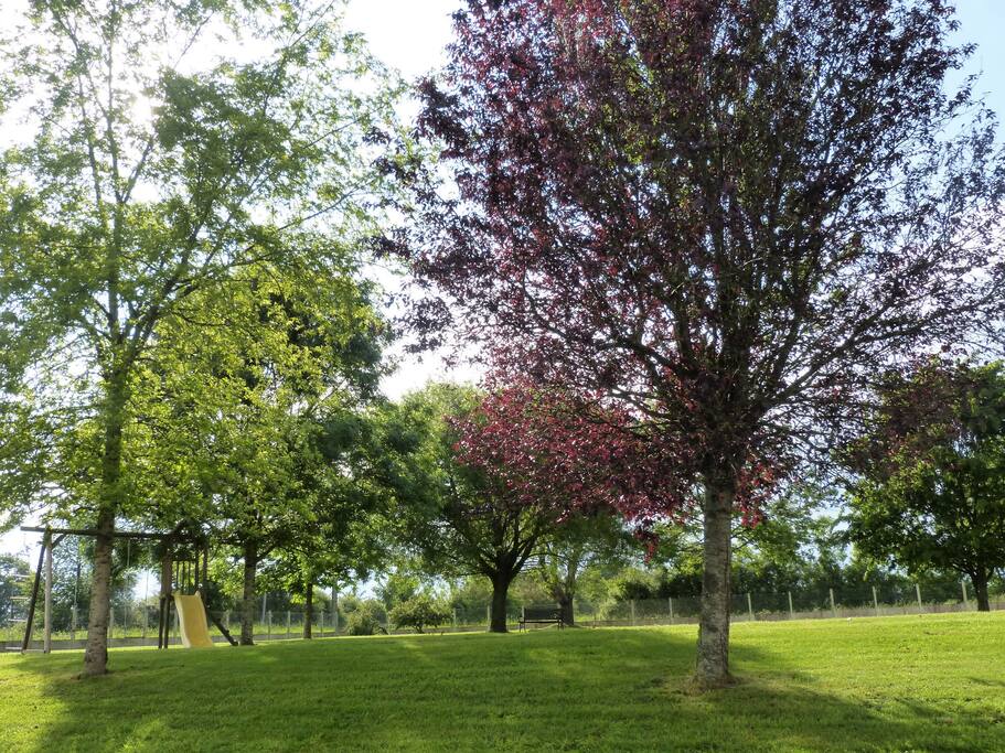 Grand parc clos de 15000 m2 avec jeux de plein air