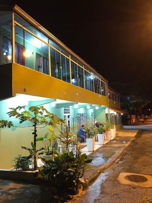 Fachada noturna