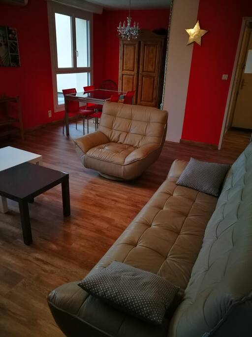 Salon canapé donnant sur une terrasse 17 m2 sans vis-à-vis équipée d'une table et 4 chaises