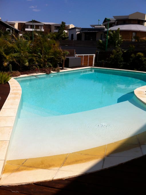 Piscine de rêve avec plage immergée