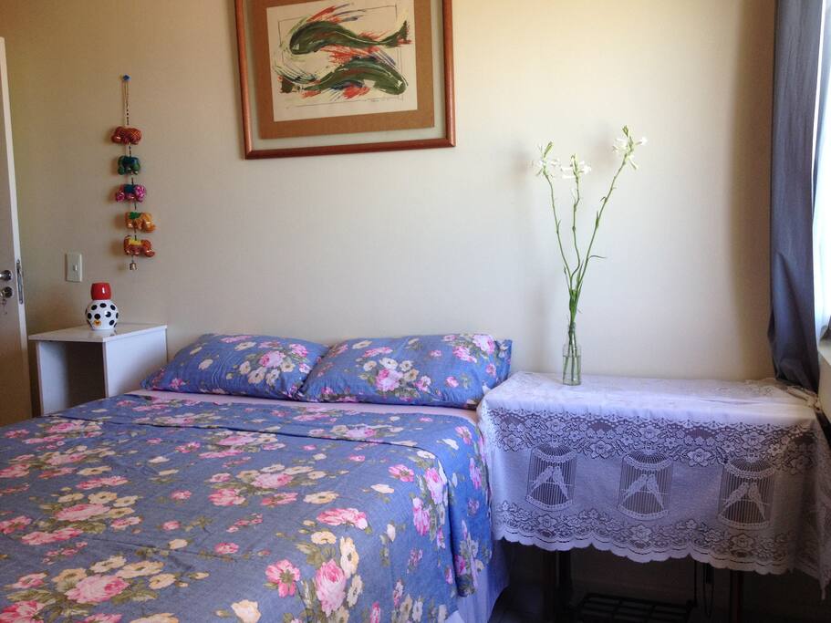 Quarto 1 - Cama box com colchão de molas, acomoda duas pessoas.