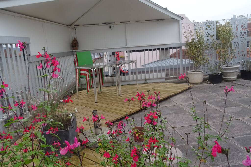 Espace repas couvert sur la terrasse