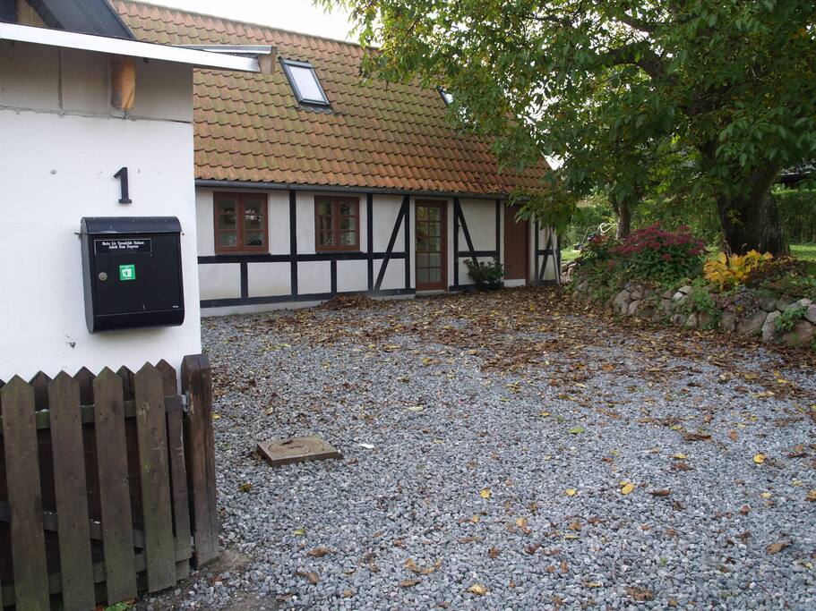 Gårdsplads og indgang