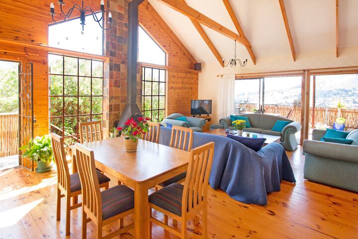 Beautiful home with spa & fabulous mountain views gallery image 3