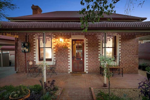 Central, cosy and private Wyse Cottage