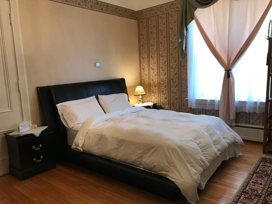 Private bedroom (Room 101)