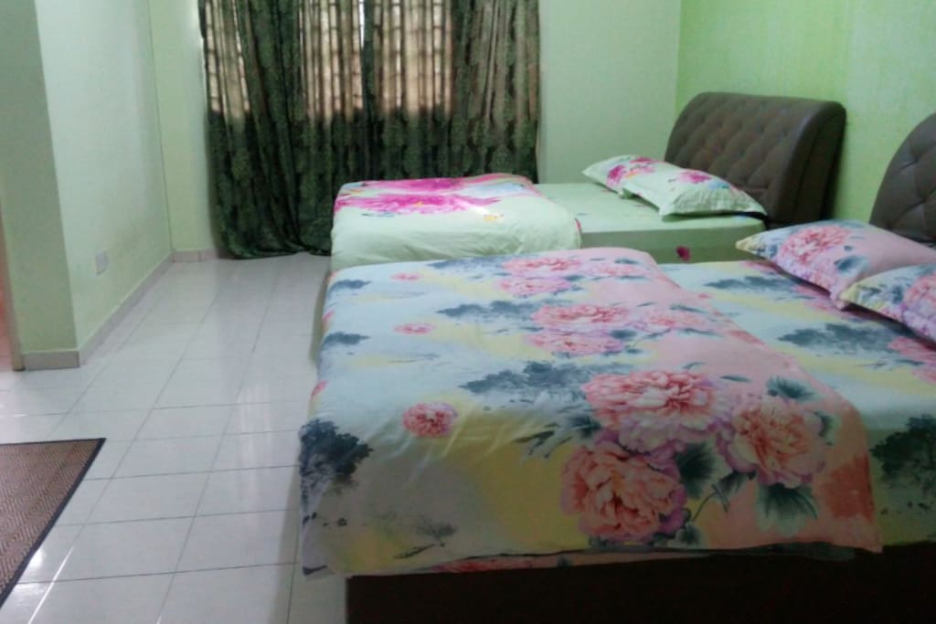 Masterbedroom with 2 queen size bed