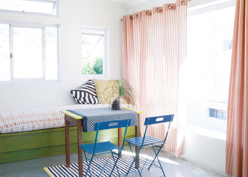 Open the large bay windows and enjoy breakfast while the sea breeze fills the apartment.