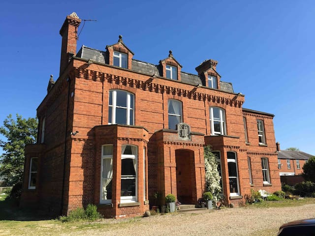 Lynwode Manor - Bed and Breakfast with en-suite