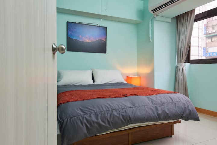 Chumba cha kulala cha kiwango cha juu kilicho na bafu 
Kuna bafu katika chumba kikuu cha kulala