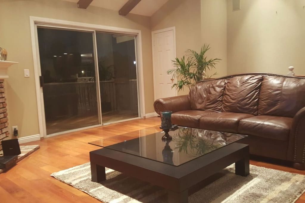 lovely & spacious Living room , accese to patio.