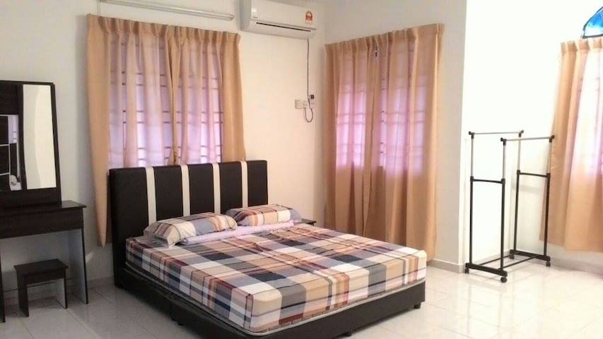 Spacious Room for 3-5pax - near UTAR