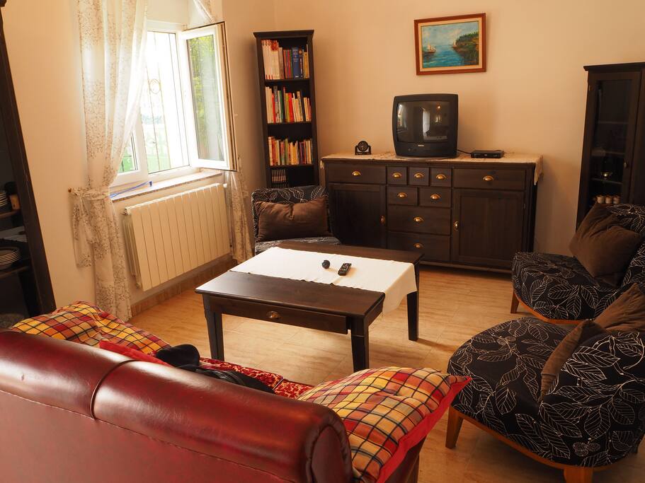 Amplio salón y hall, que puedes orientar a tu antojo si estás en compañía para esas largas conversaciones de amigos, dispones de libros sobre Cantabria, por si tienes curiosidad. Indicarte que estas en el pueblo que fue germen de la región, y que se enfrentó al famoso Marqués de Santillana hasta liberarse de su yugo.