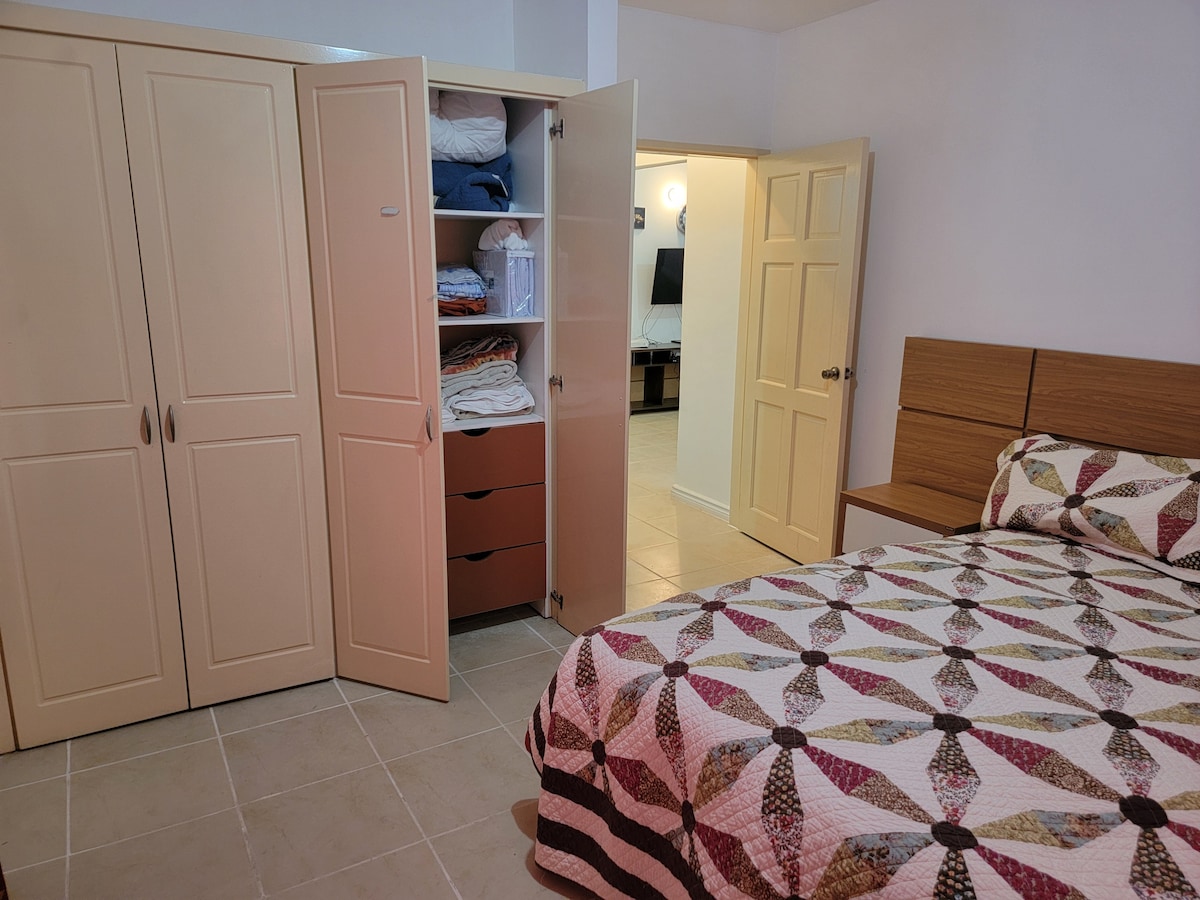 Спална соба 2 со плакар од ѕид до ѕид. 