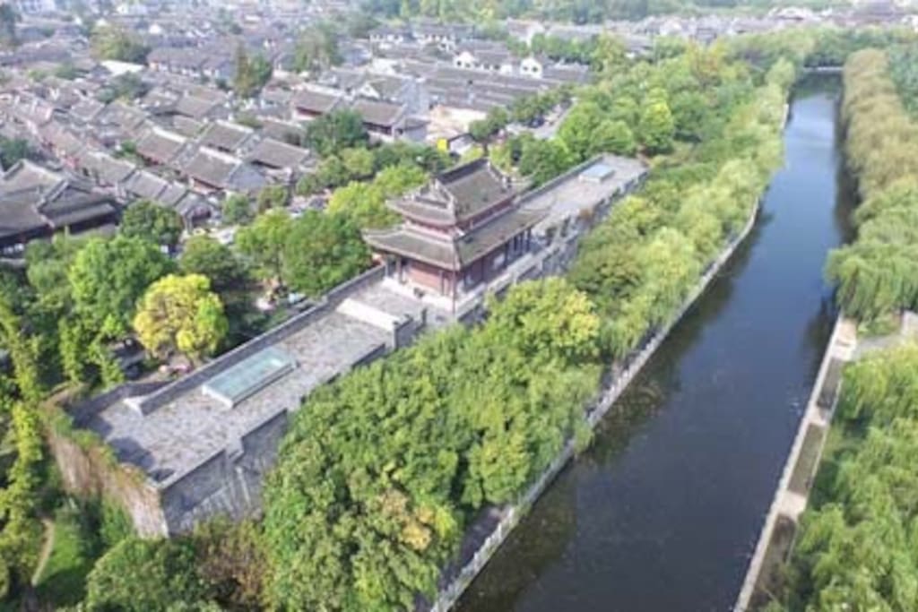 出小屋左巷就是始建于明朝距今480余年的东大街历史文化街,已被评为2016年中国人居环境范例:蓝天白云、青砖黛瓦、石板小巷、休闲小店……来场穿越明清民国的人文之旅。