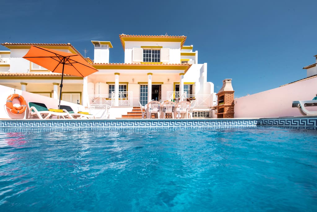 Villa Albufeira LS213 - 10 persons villa in the center of Albufeira with private pool, at 3.3 km from the STRIP, ideal for a group of friends, youngsters welcome!