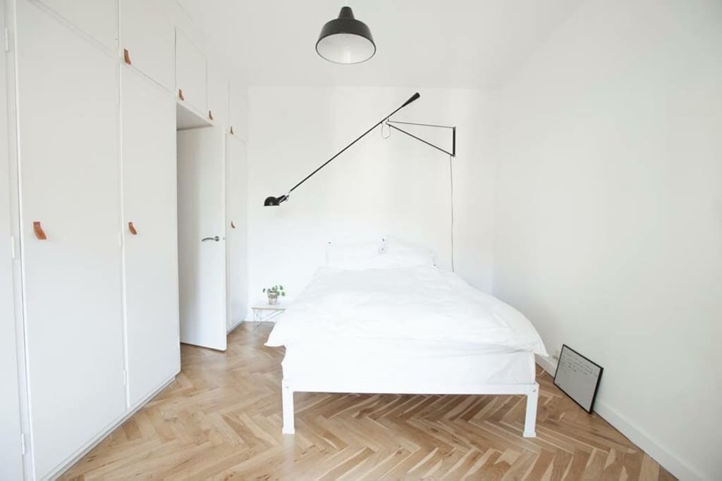 Bedroom with a double bed (140 cm) and a balcony view.