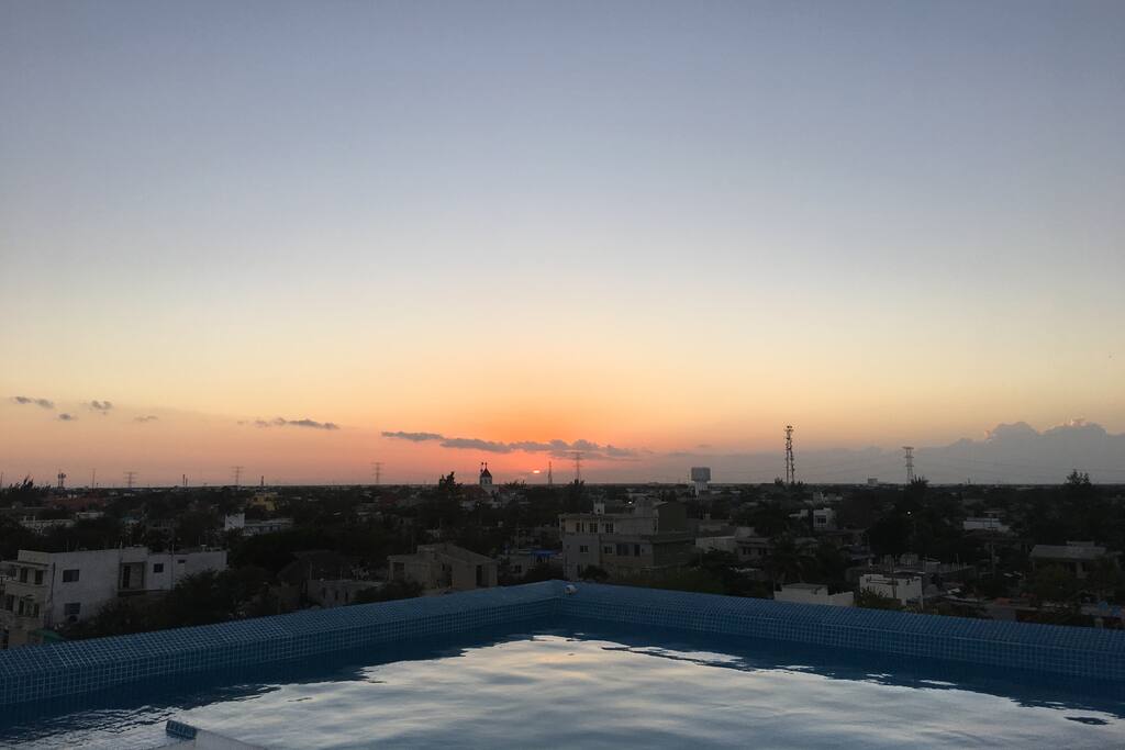 La vista desde la piscina para el atardecer y el amanecer es increíble.