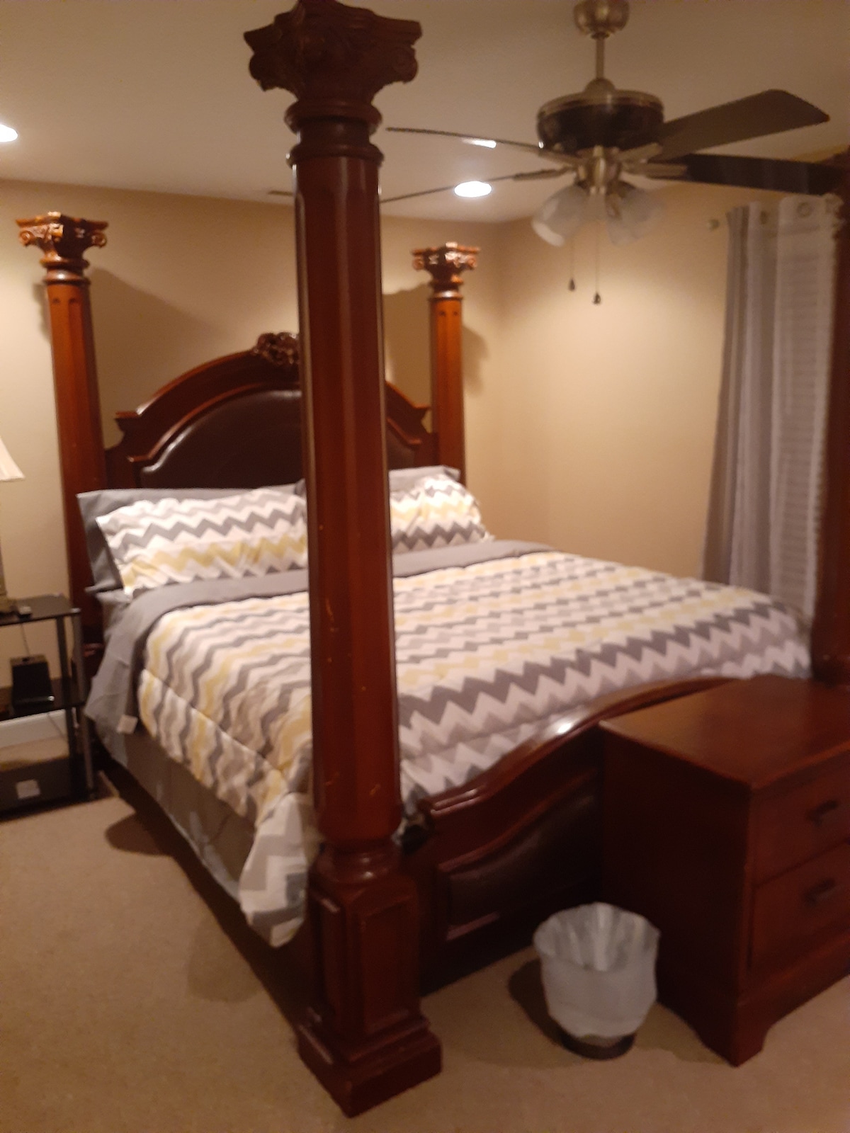 Постер кревет со големина на брачен кревет.