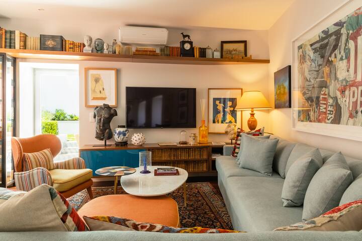 LUXURIOUS, PRIVATE GARDEN & HEATED SWIMMING POOL gallery image 5