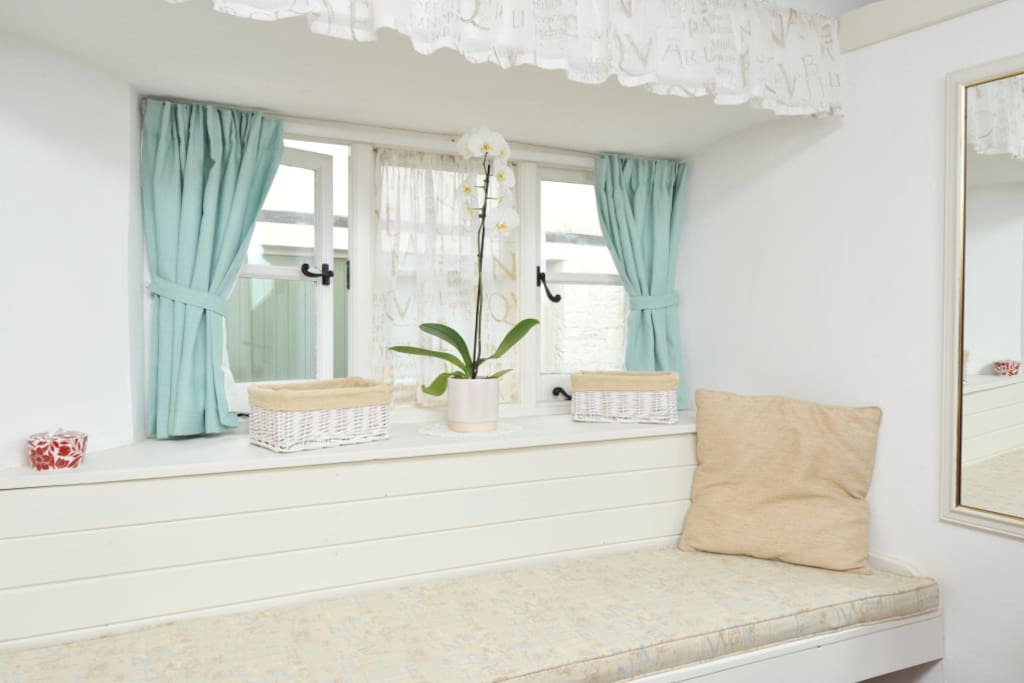 Bedroom - window seat