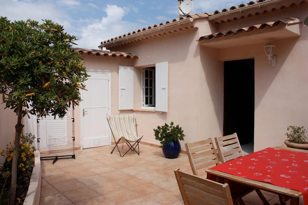 La terrasse SUD avec table à manger et store
Plancha