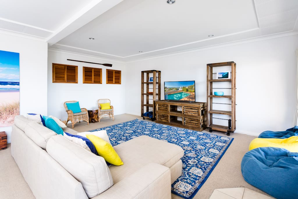 Large lounge with tv, dvd and google chrome