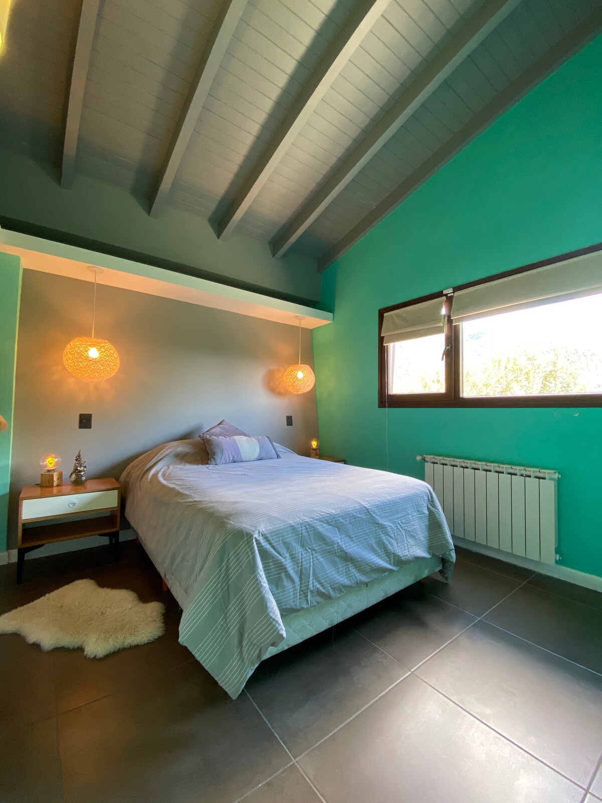 Hlavná miestnosť so šatníkovou skriňou s dvoma priestrannými priestormi, policami a závesným barom s vešiakmi. 
Dva nočné stolíky so zásuvkami.