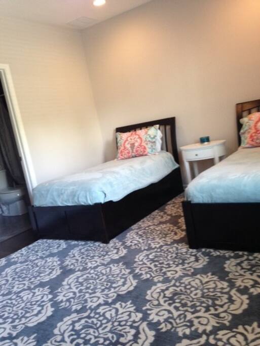2 twin beds