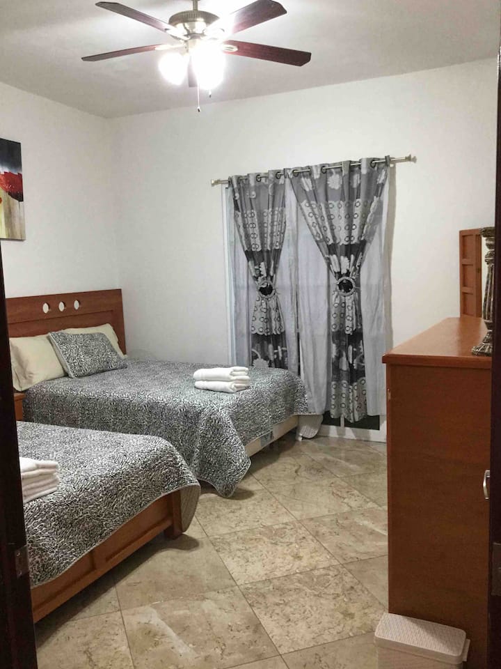 spavaće sobe s  dva bračna kreveta 