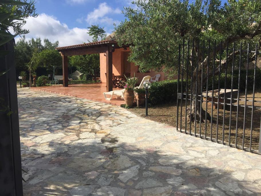 Ingresso cancello con pavimentazione in pietra