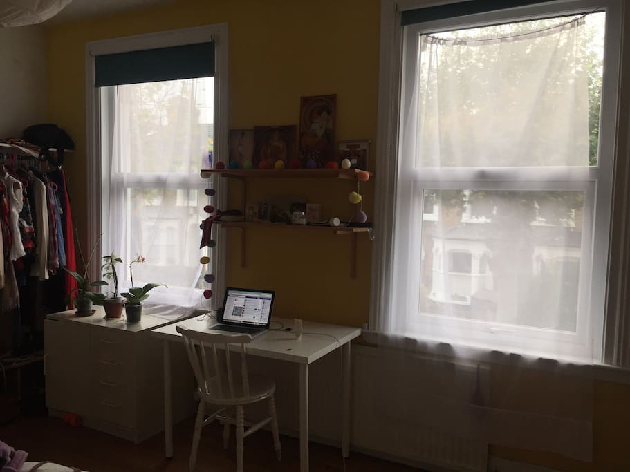 very iluminated room with 2 windows