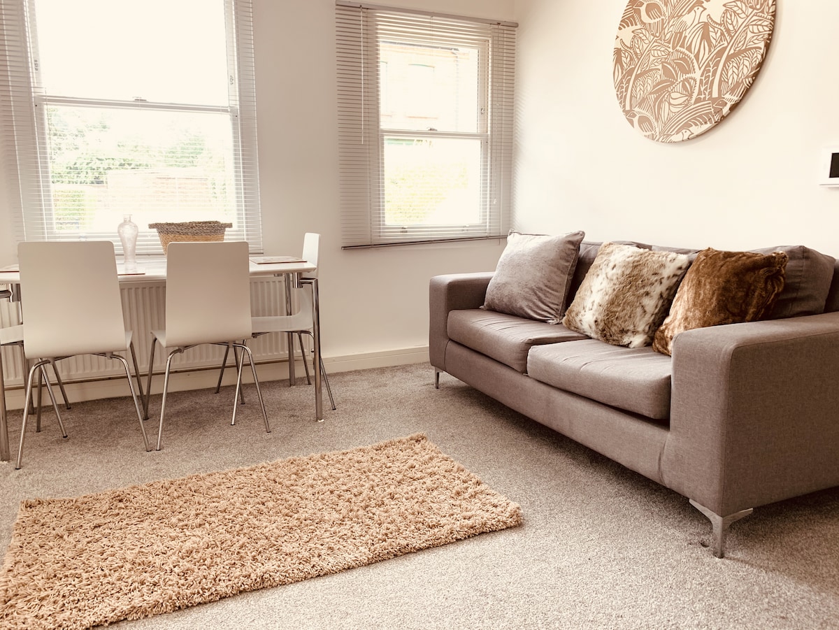 Leistungsstarkes Airbnb: Elthorne Uxbridge: 2-Bed Ground Floor Apartment in Iver