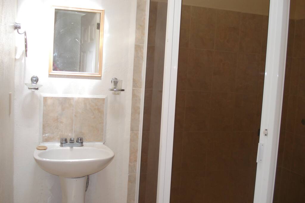 tres baños completos en cada cuarto y medio en zona común
