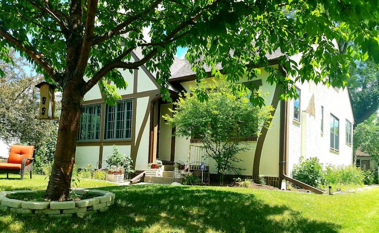 * >A Captivating Tudor on the Parkway* Hot tub*<