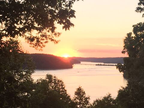 Million Dollar Views of Lake Normandy, Jacuzzi