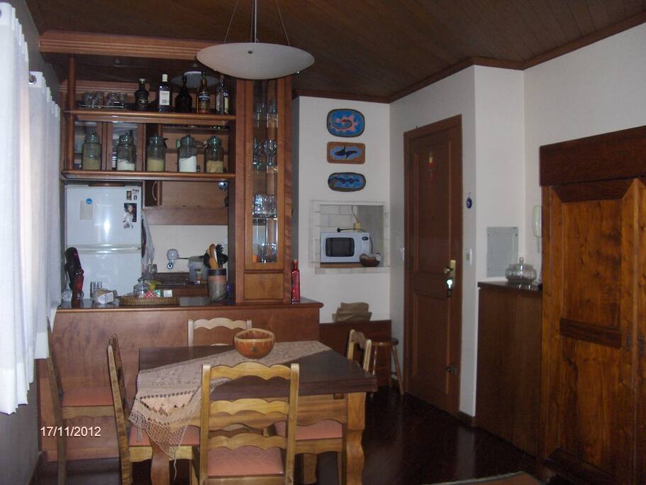 Espaço de jantar com cozinha americana