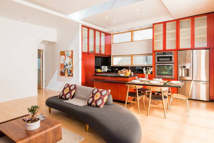 Dream Manhattan Beach House Steps from the Sand gallery image 3