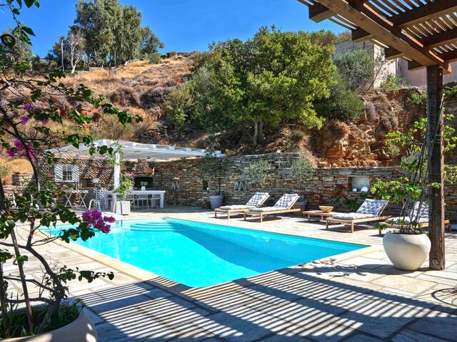 Villa with breathtaking bay and sunset views gallery image 2