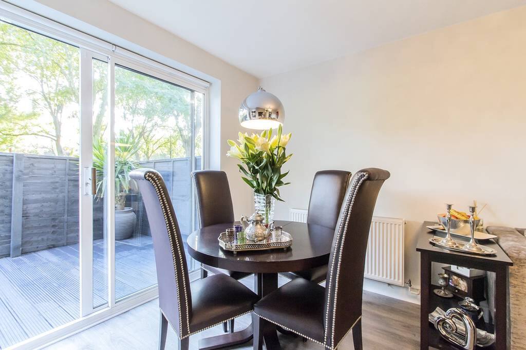 Dining table, it can be extended.