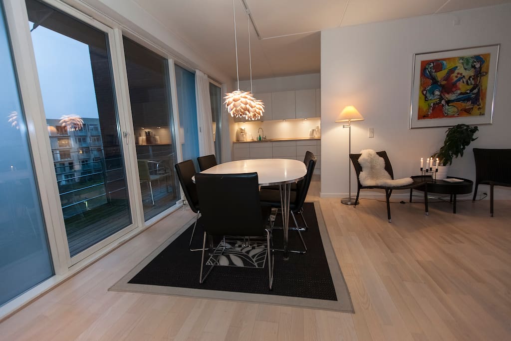 Large dinner-table (6-10 pers.)