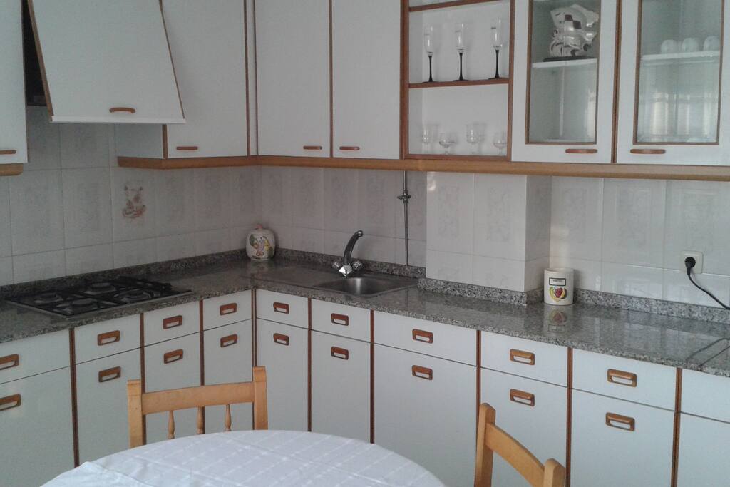 Cocina amplia con nevera, microondas y Tv.