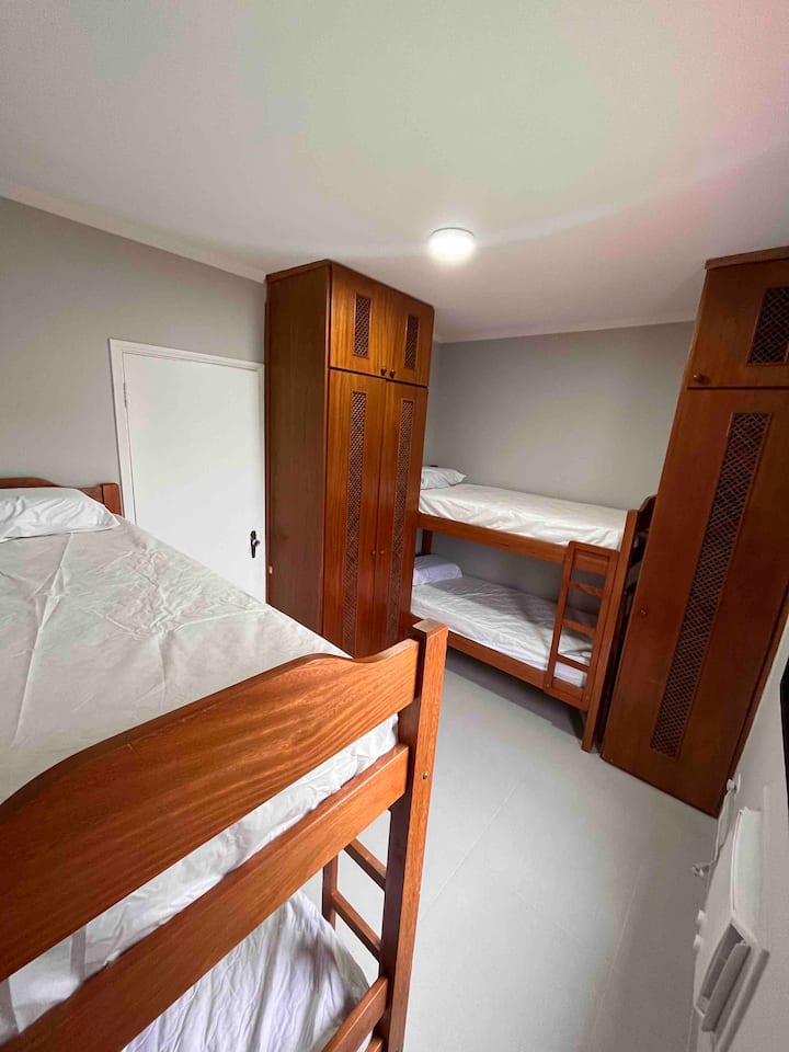 Ლუქსი 1 
4 ერთადგილიანი საწოლი (2 ორსართულიანი საწოლი)