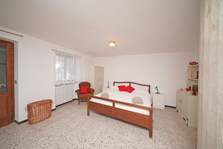 Chambre double principale avec sortie vers le jardin - Double bedroom with garden connection 