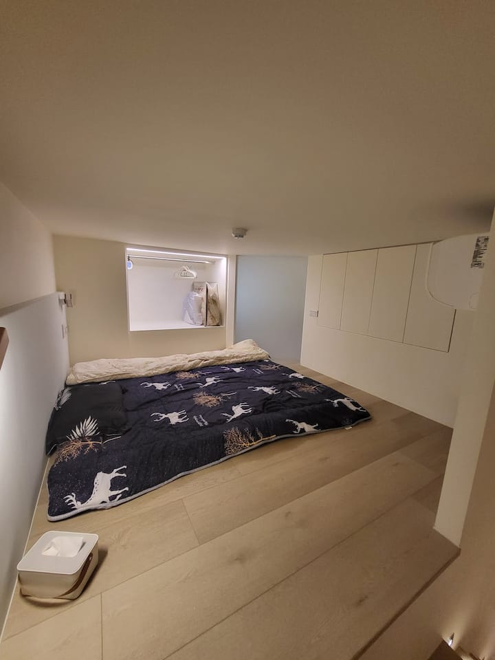 Собата на горниот кат е наменета за поткровјето, висока само 130 см не може да стои. Може да седи и да спие