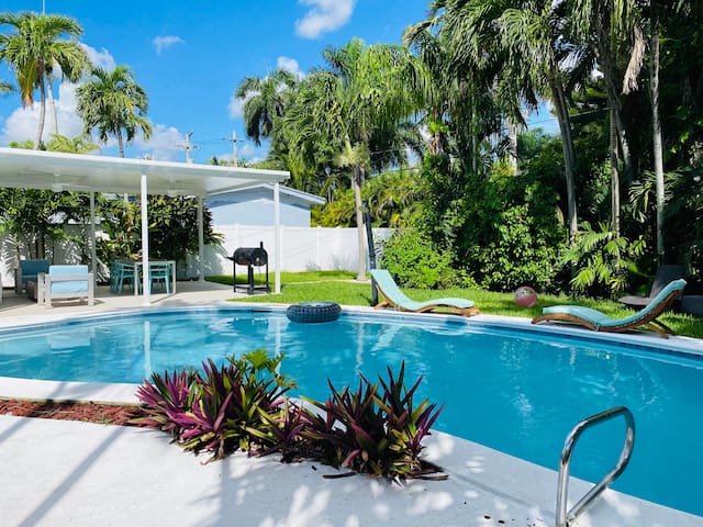 Tropical paradise! Walking distance to the beach!