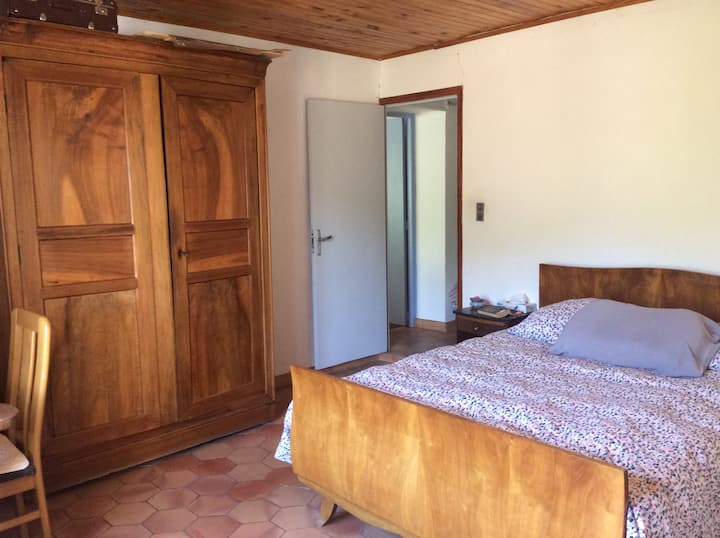 主卧（ 1张双人床、1张单人床）。如果您想工作，有一张办公桌，窗外景色迷人。