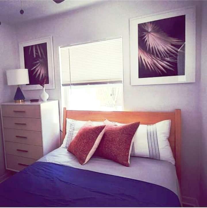 Quarto secundário com cama de casal/completa, cômoda e um pequeno armário